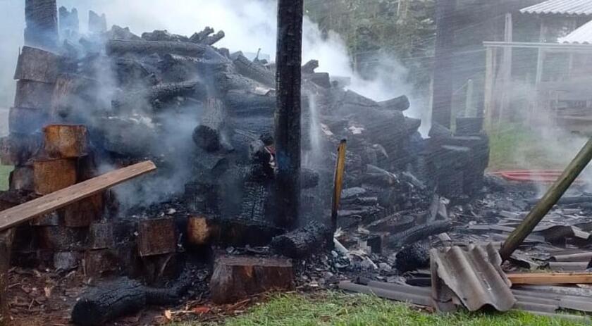 Bombeiros encontram corpo carbonizado em local de incêndio no interior