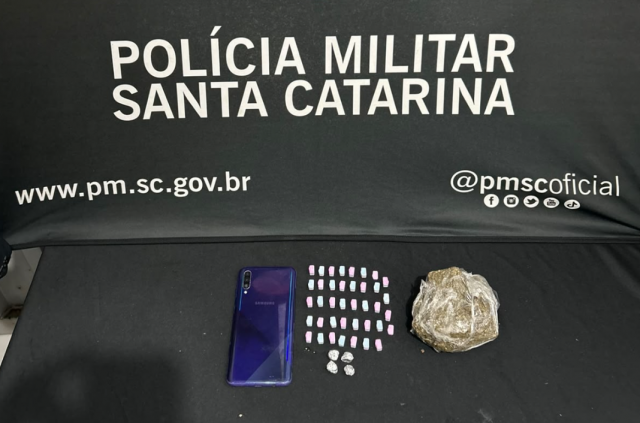 Passageiro de carro por aplicativo é preso com ecstasy, maconha e crack