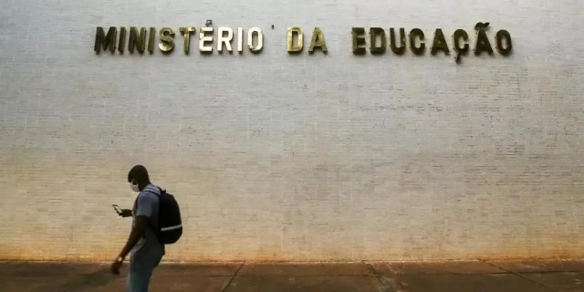 Piso salarial dos professores de educação básica passa de R$ 4.420 para R$ 4.580, diz MEC
