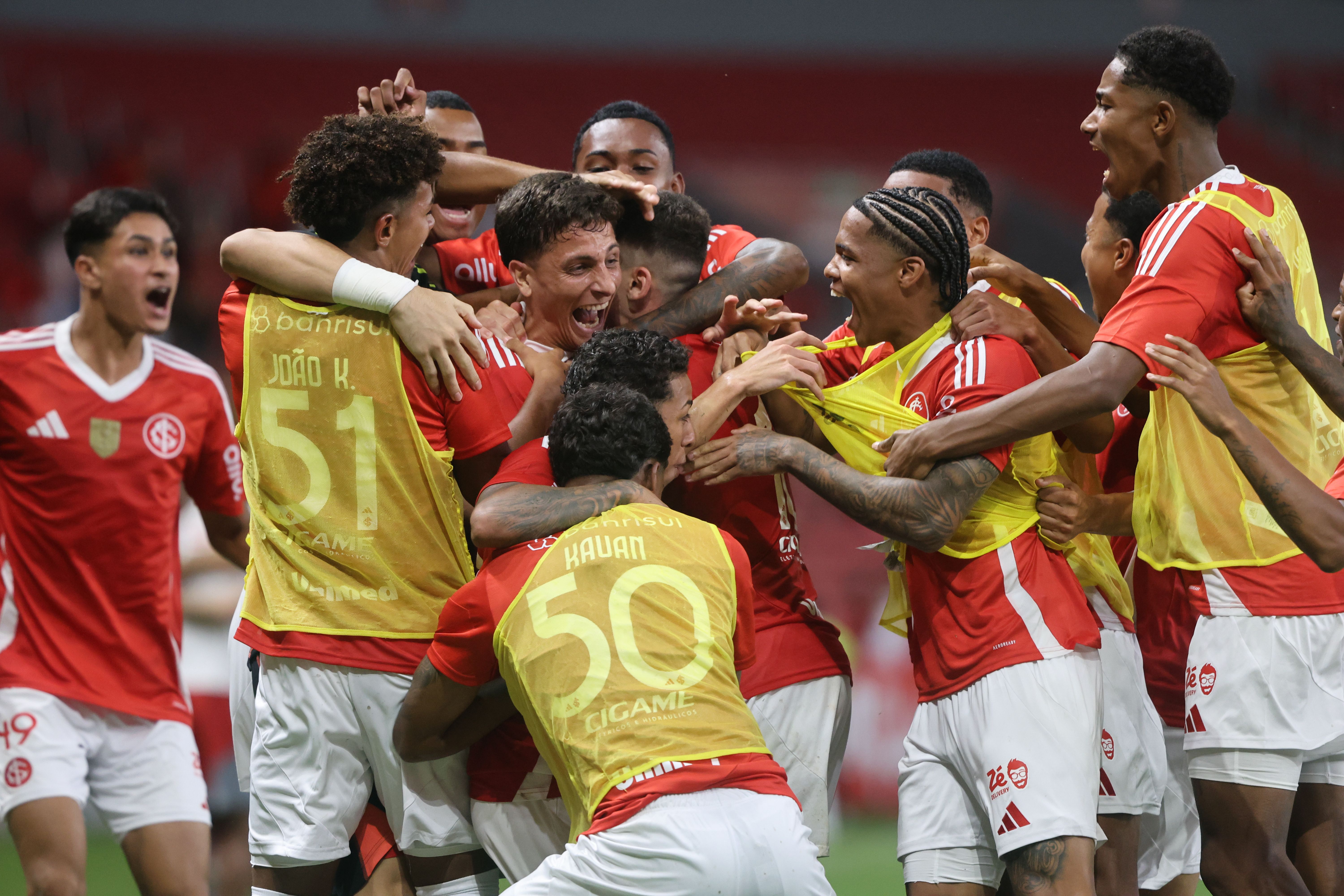 Inter sai atrás, mas vira sobre o Novo Hamburgo na estreia pelo Gauchão