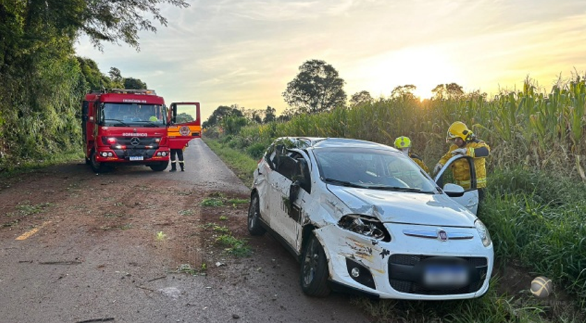Acidente entre carro e carreta mobiliza bombeiros na SC-496