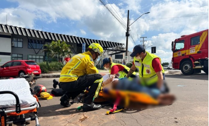 Acidente entre carro e moto deixa motociclista ferido no centro
