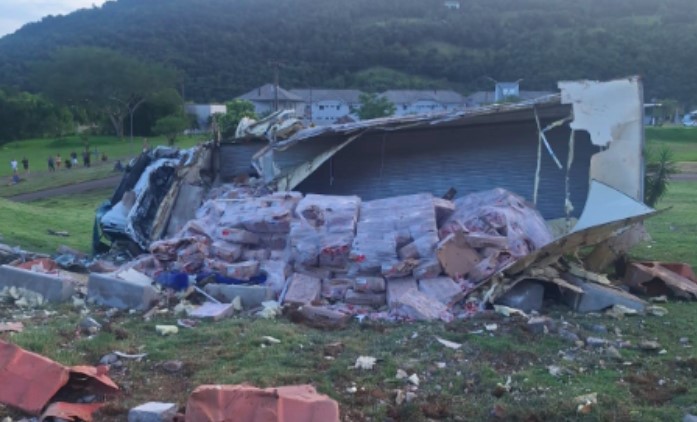 Caminhão fica sem freios, sai da pista e capota na descida da serra do Goio-Ên