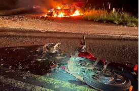 Motociclista morre em colisão com carro, que pega fogo na BR-470