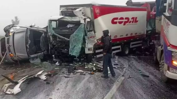 Mega colisão: acidente com 17 veículos na BR-277 deixa um morto e cinco feridos no PR