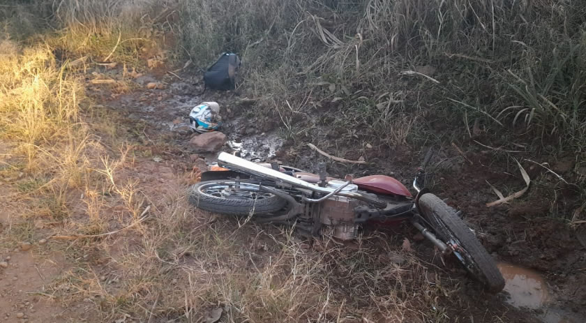 Adolescente sem habilitação se fere após fugir da polícia e sofrer queda de motocicleta