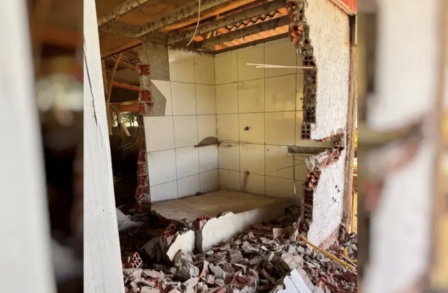 Idoso fica ferido após queda de muro no interior