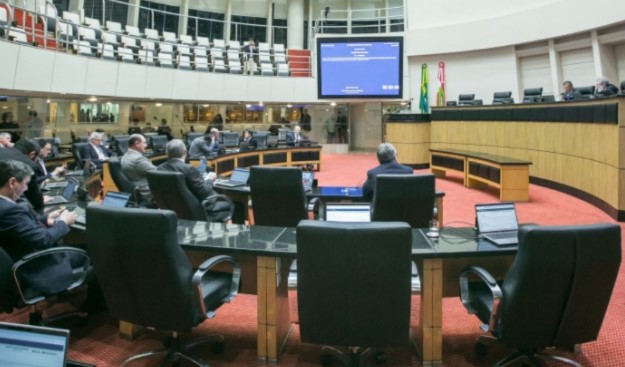 Deputados de SC barram projeto que previa cassação de condenados por violência contra mulher