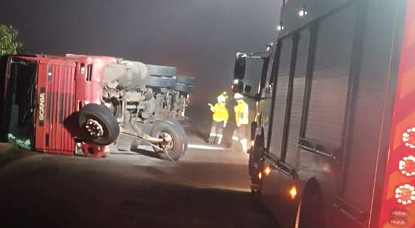Caminhão tomba na ponte sobre o Rio das Antas na BR-282