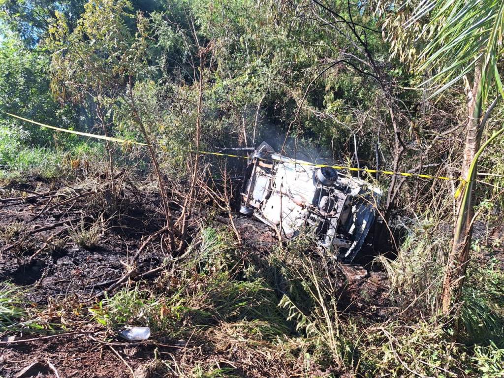 Veículo pega fogo ao capotar após motorista desviar de animal na SC-480