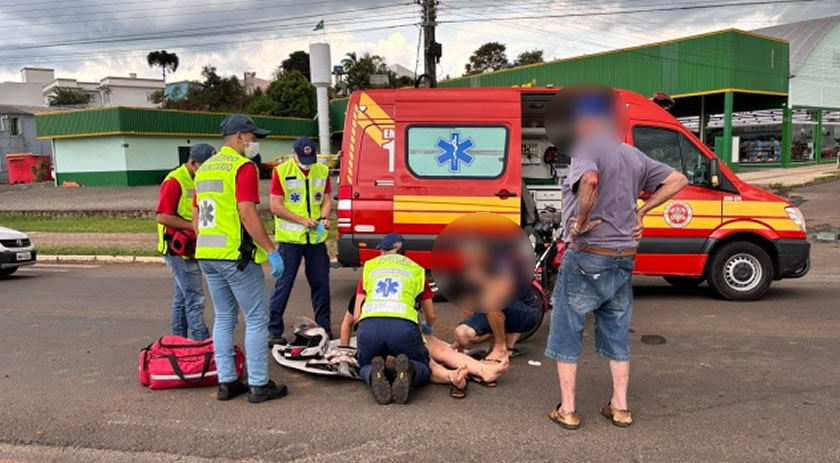 Jovem sofre escoriações em colisão lateral entre moto e caminhonete