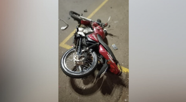 Colisão entre caminhão e motocicleta deixa um morto e outro gravemente ferido