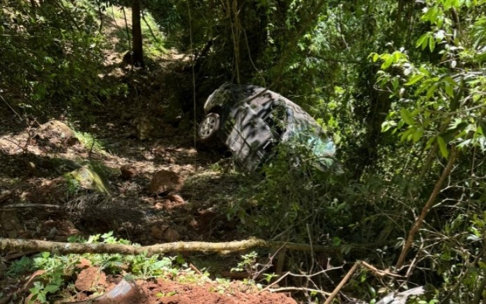 Condutor fica ferido após saída de pista e capotamento