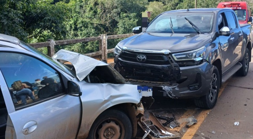 Colisão entre dois carros deixa feridos em ponte no interior