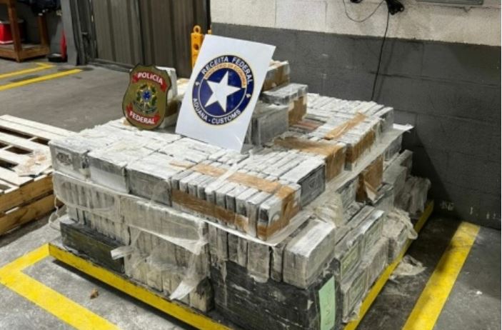 760 kg de cocaína são apreendidos escondidos em contêineres de cargas de esmalte cerâmico em SC
