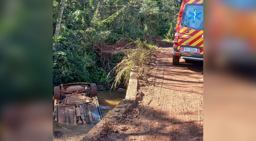 Veículo sai da pista e cai dentro de rio no interior de Tigrinhos