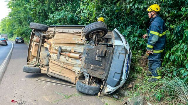 Veículo sai da pista e tomba entre São Miguel do Oeste e Maravilha