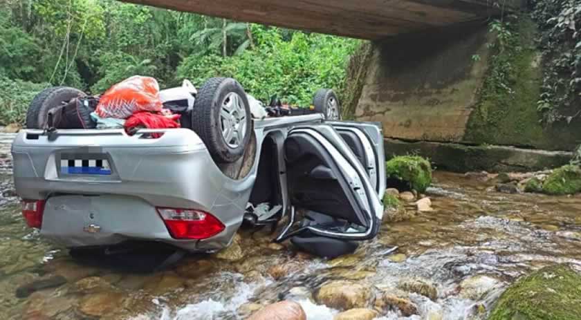 Dupla morre e mulher é levada a hospital de Garuva após carro cair de ponte no PR
