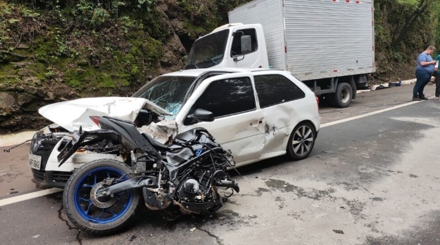 Estado de saúde do motociclista segue grave após acidente que matou idoso na BR-282