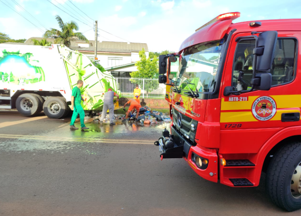 Caminhão de lixo pega fogo na manhã desta segunda-feira