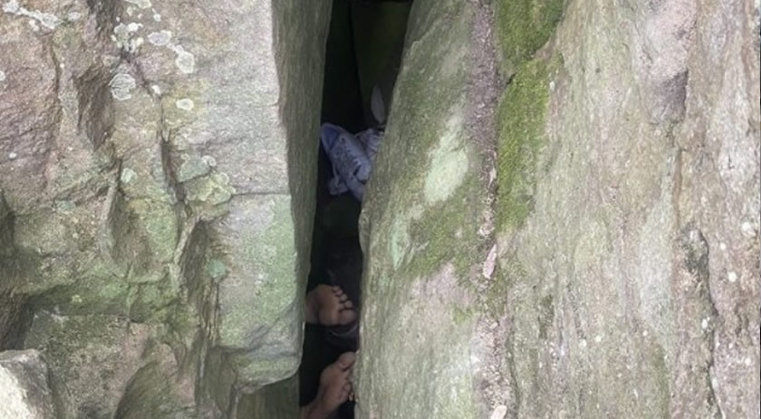 Mulher fica 7 horas presa de cabeça para baixo em saga para recuperar celular que caiu em pedra