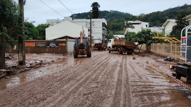 Voluntários de Guaraciaba estão em Muçum, auxiliando na recuperação do Município