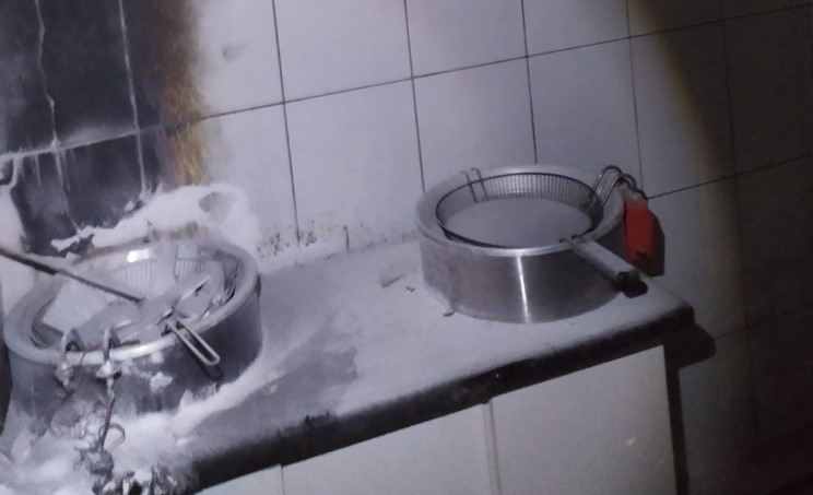 Vigilante arromba porta e combate princípio de incêndio em restaurante de rodoviária