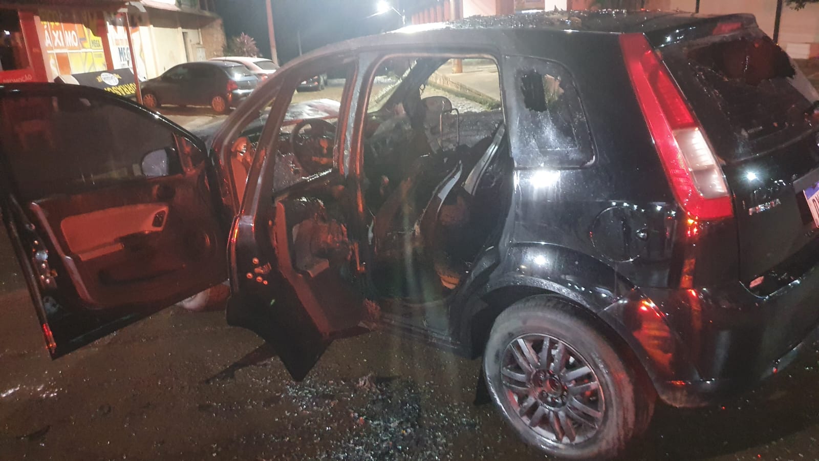Veículo fica parcialmente destruído pelo fogo na rua Mario Cláudio Turra