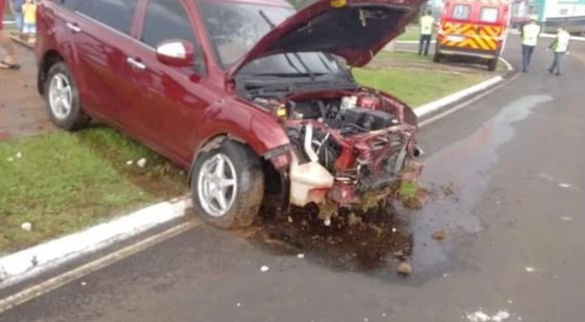 Condutor cochila, perde controle de carro e atinge letreiro no trevo da BR-282 em Nova Erechim