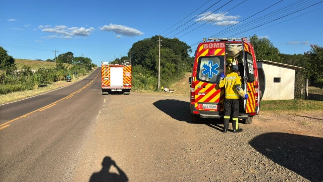 Saída de pista seguida de capotamento deixa dois jovens feridos na SC-492