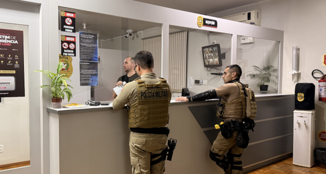 Mulher é presa por desacato, resistência e ameaça de morte a policiais