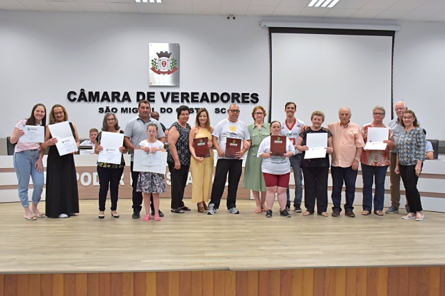 Moção de aplauso presta homenagem à Apae pelos 44 anos de atividades