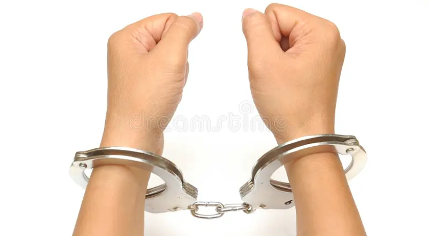 Mulher com mandado de prisão por furto é presa