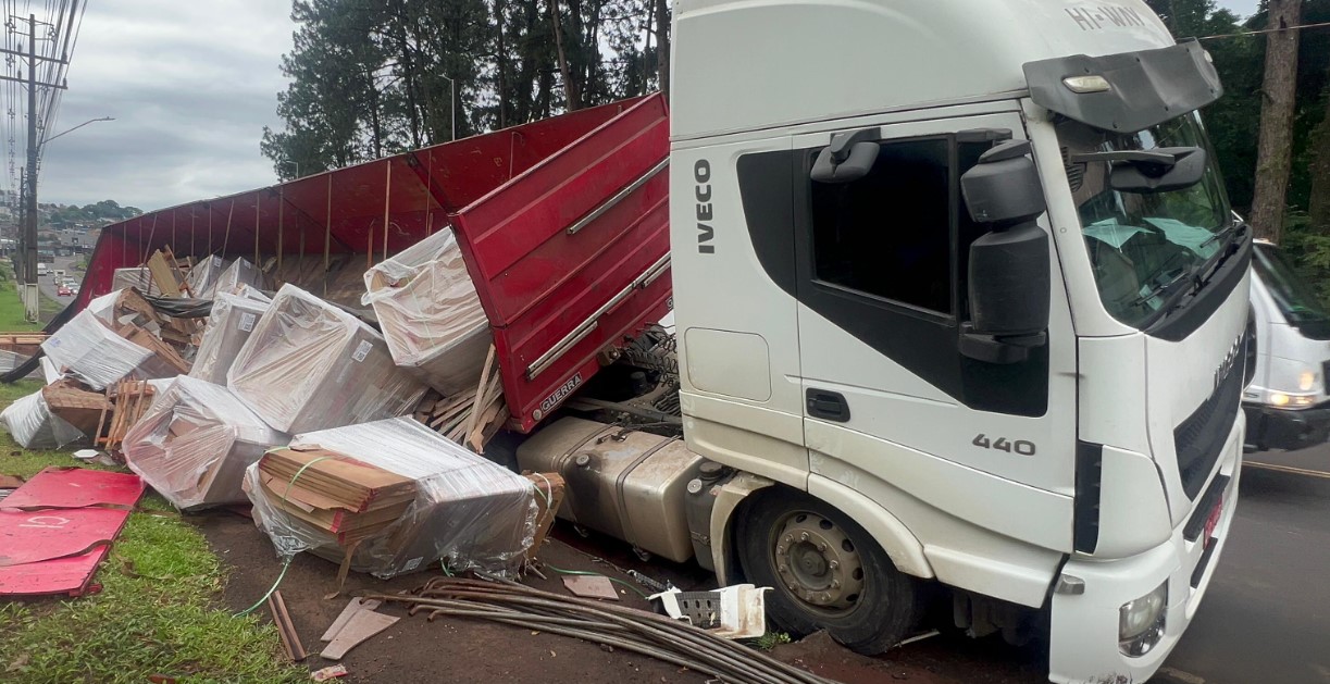 Carreta tomba e causa lentidão na rodovia