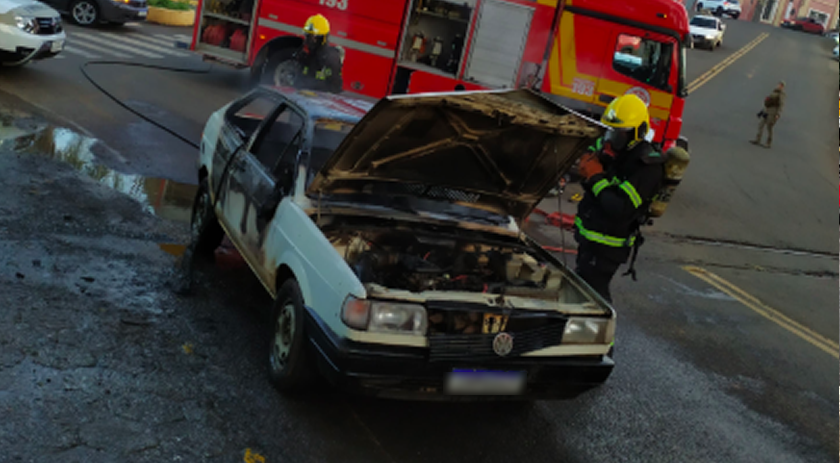 Mulher coloca fogo em carro após polícia informar que recolheria veículo no Oeste