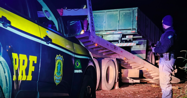 PRF flagra caminhão sendo conduzido com as luzes totalmente apagadas