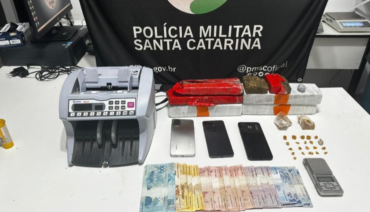 PM apreende mais de 3 kg de drogas e recaptura foragido durante ação
