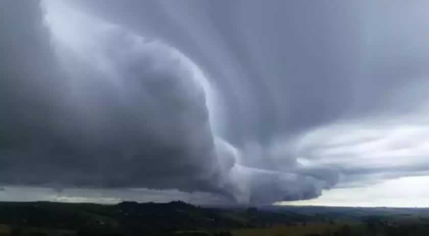 Nuvem de aparência 'ciclostrófica' vista no PR pode chegar a SC?