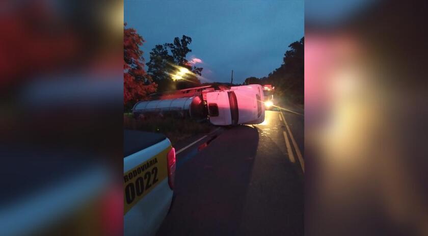 Motorista dorme na direção e caminhão tomba
