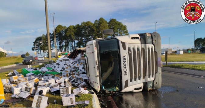 Carreta carregada com vinhos tomba em trevo na BR-470