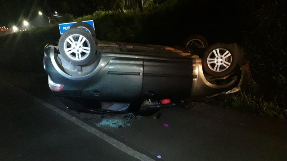 Duas pessoas vão parar no hospital após veículo capotar na BR 282