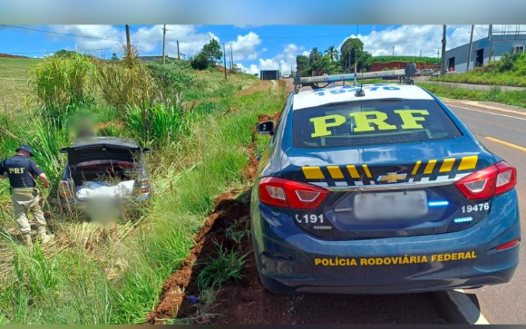 Veículo continua fuga em alta velocidade após causar acidente e cair em barranco em SC