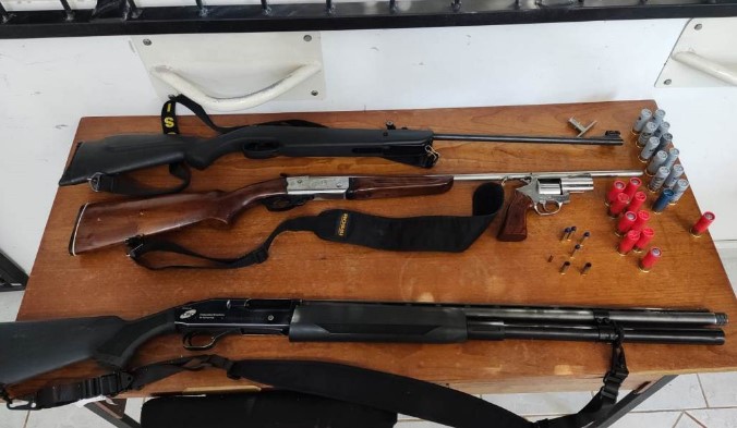 Polícia apreende armas, munições e cocaína em residência no Oeste