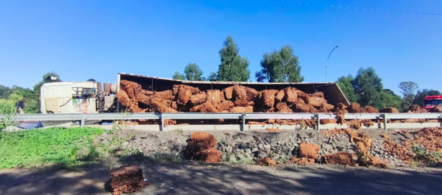 Carreta carregada de fumo tomba na BR-158 e interdita rodovia