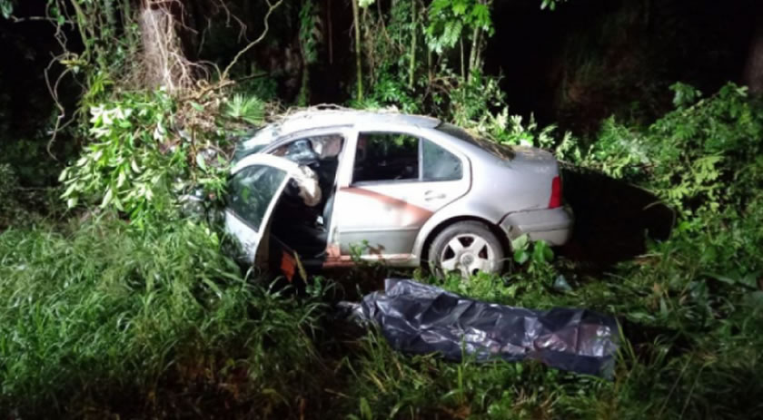 Uma pessoa morre e outra fica ferida em saída de pista na BR-282