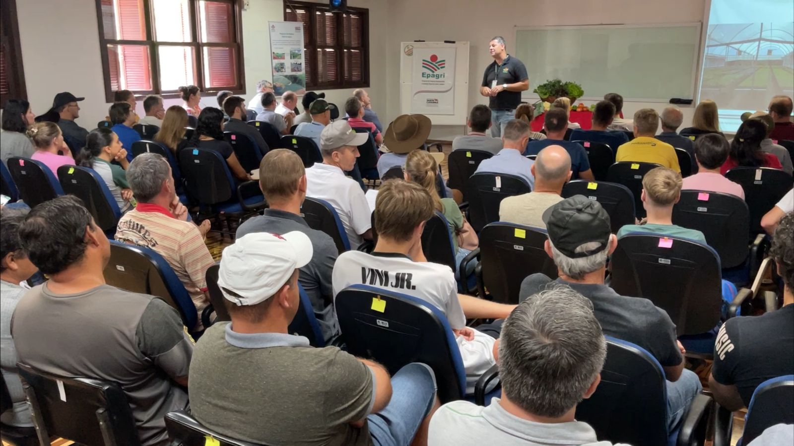 Dia de campo sobre olericultura reúne aproximadamente 100 pessoas