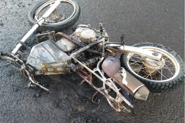 Motocicleta pega fogo após acidente