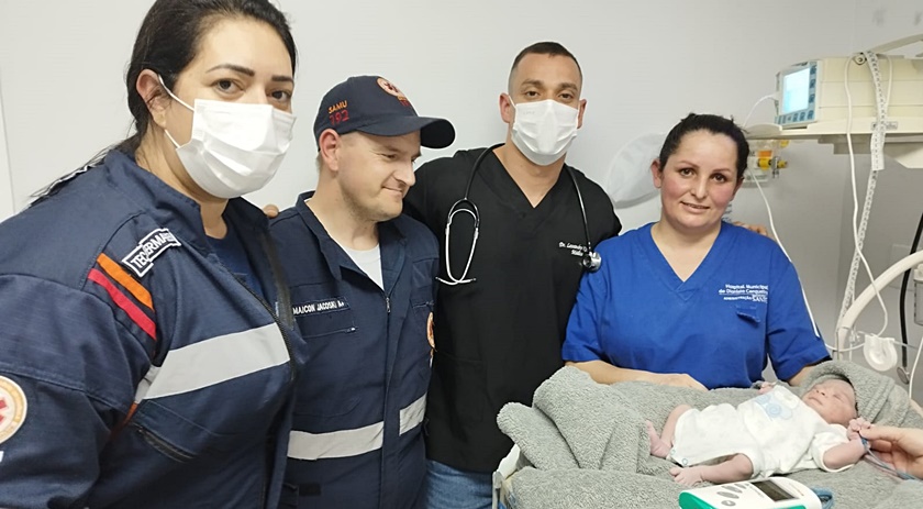 Mulher dá à luz de forma prematura em ambulância do SAMU