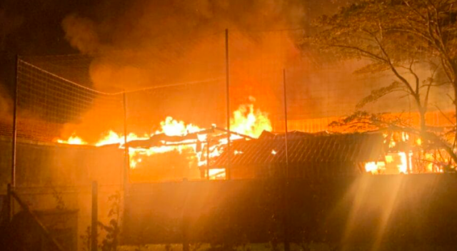 Centro religioso fica totalmente destruído após incêndio de grandes proporções