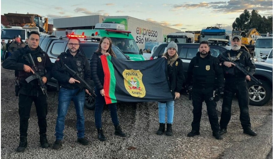 Policiais civis escoltam comboio de 30 caminhões de donativos de Chapecó até o Rio Grande do Sul